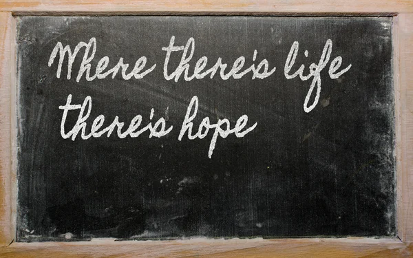 Expresión - Donde hay vida hay esperanza - escrito en un sch — Foto de Stock