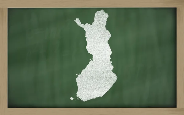 Mapa do contorno de finland no quadro negro — Fotografia de Stock