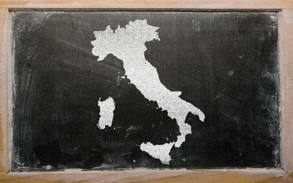Outline map of italy on blackboard — Stock Photo, Image