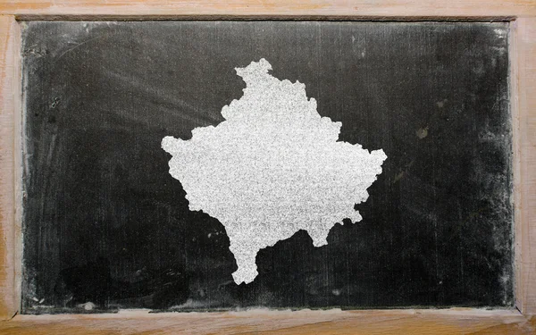 Umrisskarte von Kosovo auf Tafel — Stockfoto