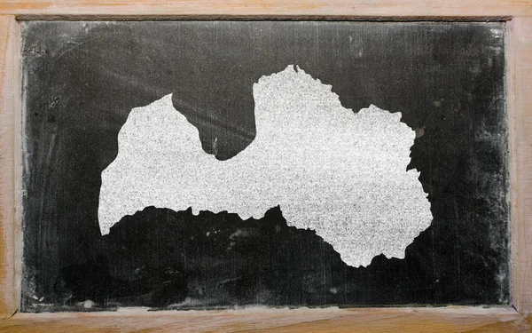 黑板上的拉脱维亚大纲地图 — 图库照片