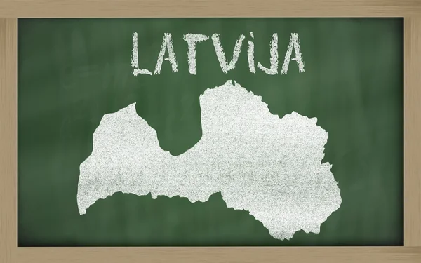 Konturkarta över Lettland på blackboard — Stockfoto