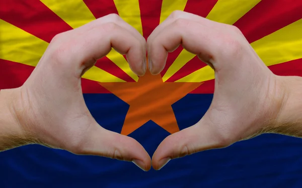 Над американским флагом штата Аризона показали жест любви и сердца — стоковое фото