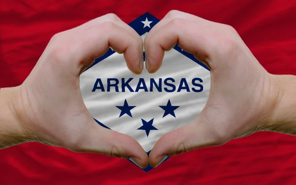 Sur le drapeau de l'État américain de l'arkansas a montré le coeur et l'amour gestu — Photo