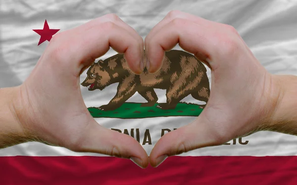 Sobre la bandera del estado americano de California mostró el corazón y el amor ges —  Fotos de Stock