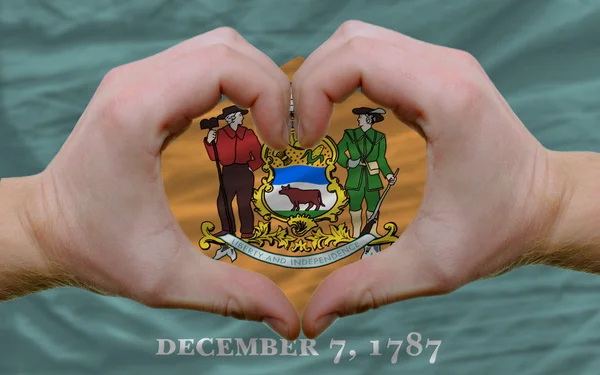 Sur le drapeau de l'État américain du delaware a montré coeur et amour gestu — Photo