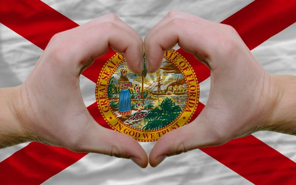 Przez amerykańskiego państwa bandery na Florydzie pokazał gestur serce i miłość — Zdjęcie stockowe
