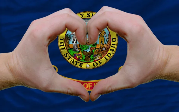 Přes americké státní vlajka idaho ukázala srdce a lásku gesto — Stock fotografie