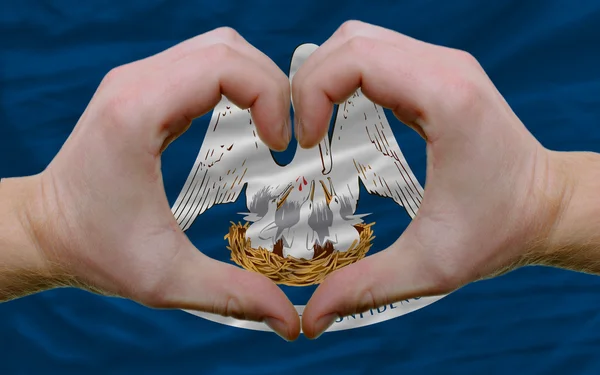 Над американским флагом штата Луизиана показали сердце и любовь — стоковое фото