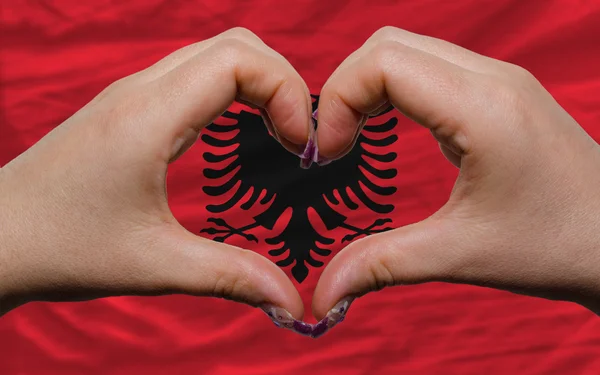 Sobre a bandeira nacional de Albania mostrou coração e amor gesto feito — Fotografia de Stock
