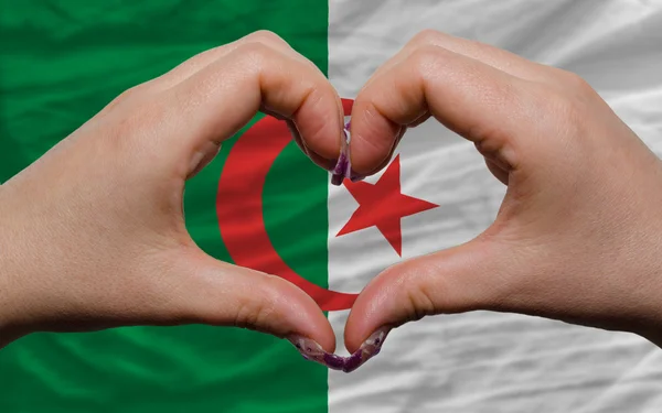 Sobre la bandera nacional de algeria mostró el corazón y el gesto de amor hecho — Foto de Stock