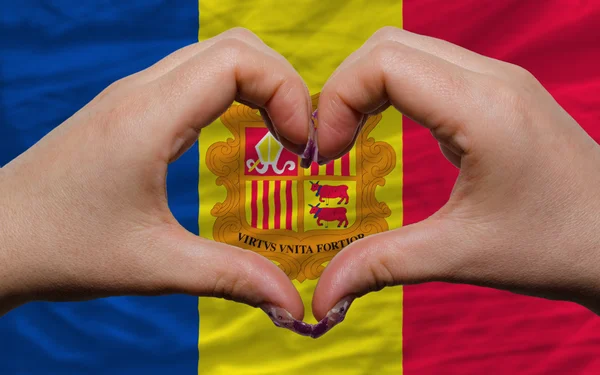 Sobre a bandeira nacional de Andorra mostrou coração e amor gesto feito — Fotografia de Stock