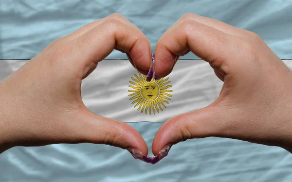 Over nationale vlag van Argentinië toonde hart en liefde gebaar ma — Stockfoto