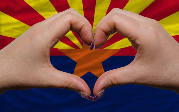 Sobre a bandeira do estado americano de arizona mostrou coração e amor gestur — Fotografia de Stock