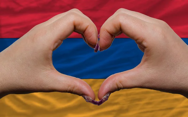 Sobre bandera nacional de armenia mostró el corazón y el gesto de amor hecho — Foto de Stock