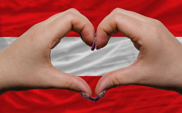 Na flagi narodowej Austrii pokazał gest serca i miłości — Zdjęcie stockowe