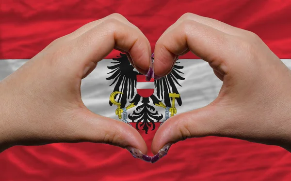 Sobre la bandera nacional de austria mostró el corazón y el gesto de amor hecho — Foto de Stock