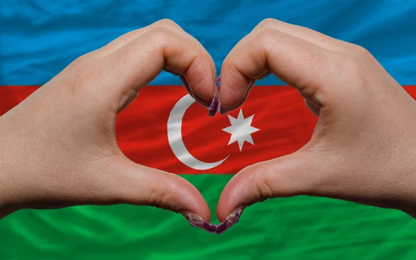 Nad státní vlajka Ázerbájdžánu ukázala srdce a lásku gesto m — Stock fotografie