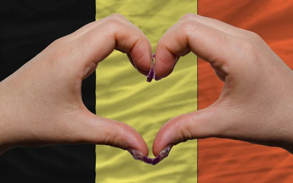 Sobre la bandera nacional de belgium mostró el corazón y el gesto de amor hecho — Foto de Stock