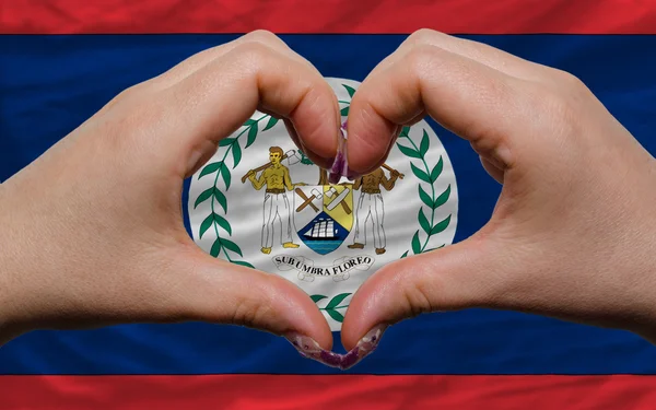 Über der Nationalflagge von Belize zeigte Herz und Geste der Liebe — Stockfoto