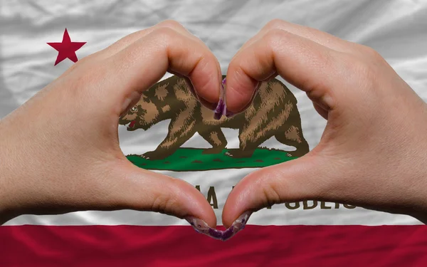 Sobre bandeira do estado americano da Califórnia mostrou coração e amor ges — Fotografia de Stock