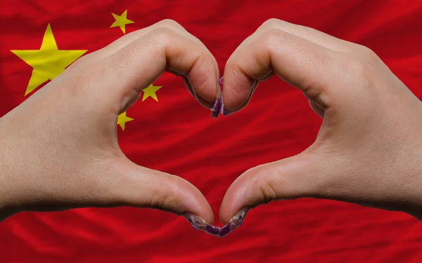 Sobre la bandera nacional de china mostró el corazón y el gesto de amor hecho b — Foto de Stock