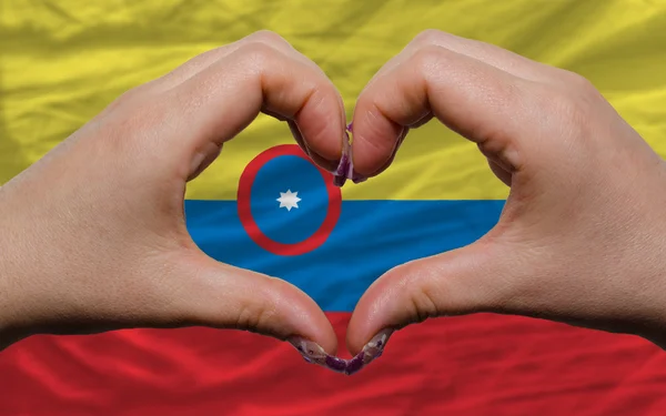 Sobre la bandera nacional de Colombia mostró corazón y amor gesto loco — Foto de Stock