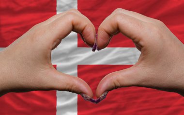 Danimarka ulusal bayrak yapılan kalp ve sevgi jest gösterdi