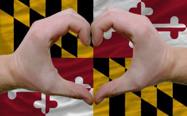 maryland Amerikan Devlet bayrağı üzerinde kalp ve sevgi gestu gösterdi.