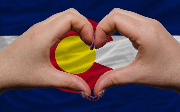 Над американским флагом штата Колорадо показали сердце и любовь жест — стоковое фото