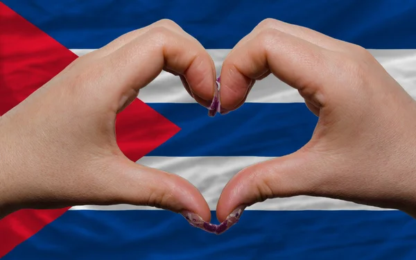 キューバの国旗の上で作られた心と愛のジェスチャーを示した — ストック写真