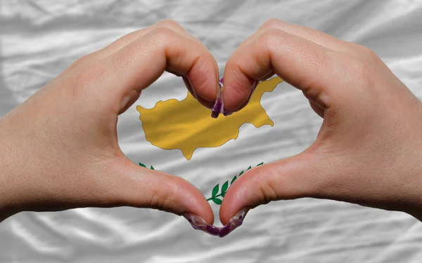 Sobre la bandera nacional del ciprus mostró el corazón y el gesto de amor hecho — Foto de Stock