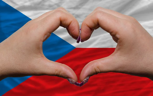 Sobre la bandera nacional de la República Checa mostró el corazón y el gesto de amor hizo b —  Fotos de Stock