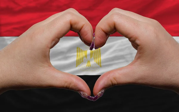Sobre a bandeira nacional do Egito mostrou coração e amor gesto feito b — Fotografia de Stock
