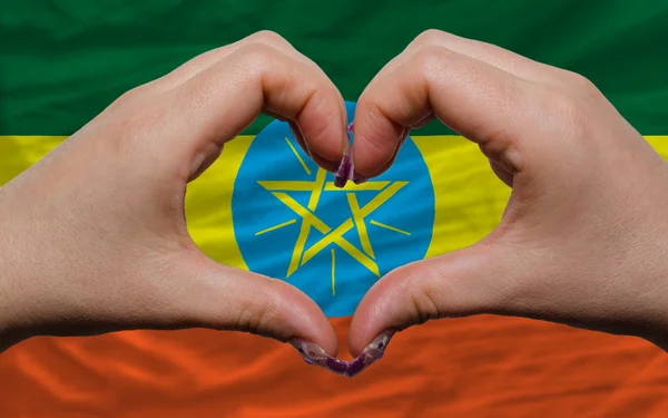 Над национальным флагом Эфиопии проявили сердце и любовь жест безумный — стоковое фото