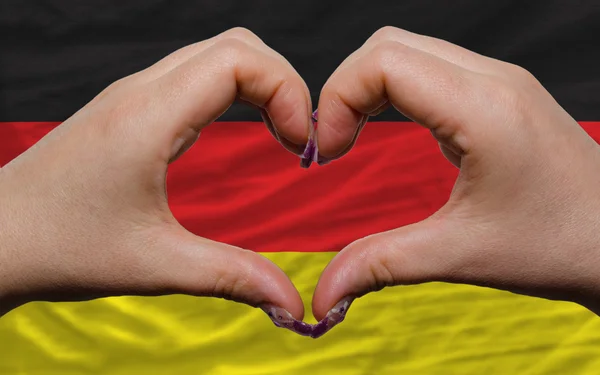 过去的德国国旗表明心和爱的姿态作 — 图库照片