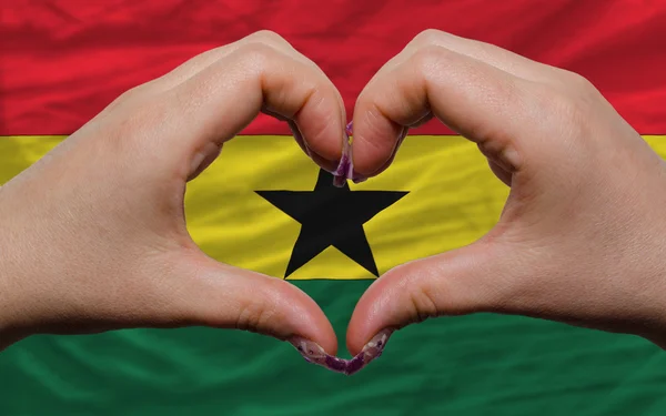 Sobre a bandeira nacional de ghana mostrou coração e amor gesto feito b — Fotografia de Stock