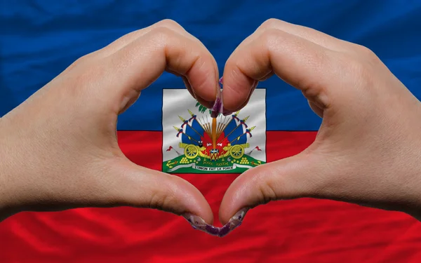 Sobre la bandera nacional de haiti mostró el corazón y el gesto de amor hecho b — Foto de Stock