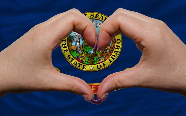 Πέρα από το αμερικανικό κράτος σημαίας του idaho έδειξε την καρδιά και αγάπη χειρονομία — Φωτογραφία Αρχείου