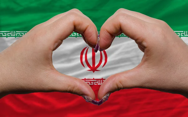 Над национальным флагом Ирана показали жест любви и сердца, сделанный — стоковое фото