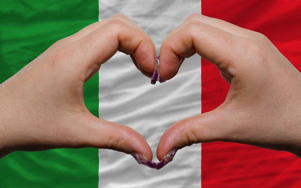 Über der italienischen Nationalflagge zeigte Herz und Geste der Liebe — Stockfoto