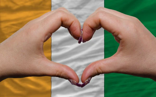 Sobre a bandeira nacional da costa de marfim mostrou coração e gesto de amor — Fotografia de Stock