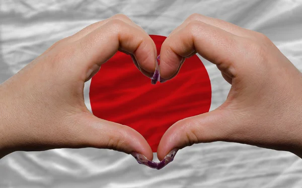 Sobre la bandera nacional de Japón mostró el corazón y el gesto de amor hizo b — Foto de Stock