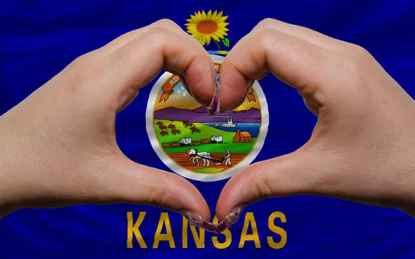 Sur le drapeau de l'État américain du Kansas a montré un geste de coeur et d'amour — Photo