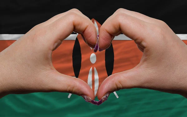 心と愛を示したケニアの国旗ジェスチャーした b — ストック写真