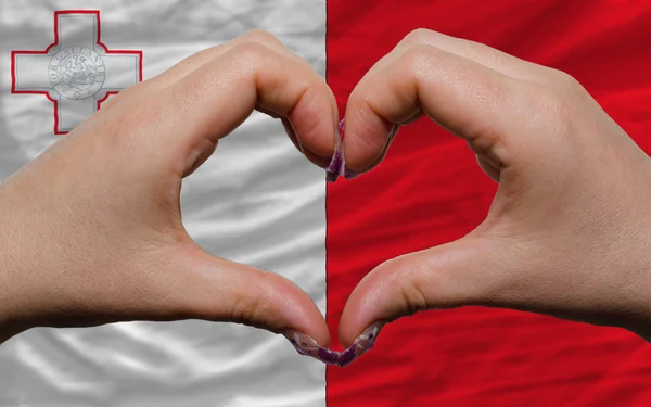 Under nationella flagga malta visade hjärta och kärlek gest gjort b — Stockfoto