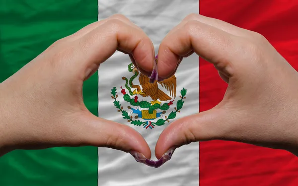 Sobre la bandera nacional de México mostró el corazón y el amor gesto hecho — Foto de Stock