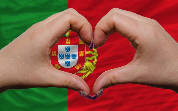 Sur le drapeau national du Portugais a montré le cœur et l'amour geste fou — Photo