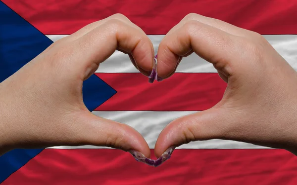 Sobre a bandeira nacional de porto rico mostrou coração e gesto de amor — Fotografia de Stock