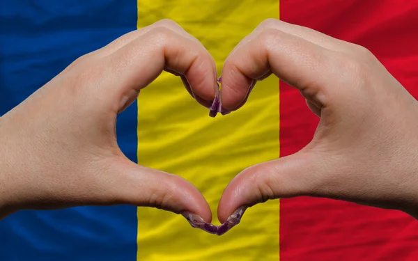 Sobre bandera nacional de romania mostró el corazón y el gesto de amor hecho — Foto de Stock